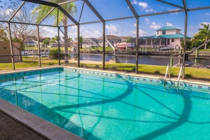 4 Advantages of Aluminum Pool Enclosures in Fort Myers, Florida
